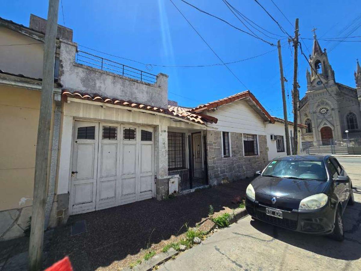 CASA DE 3 AMBIENTES EN VENTA EN WILDE CENTRO! A METROS DE LA IGLESIA DEL CARMEN.