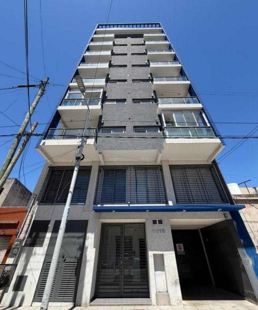 DEPARTAMENTO MODERNO TIPO SEMIPISO DE 2 AMBIENTES AMOBLADO SOBRE AV. BELGRANO (MUY BUENA UBICACION).