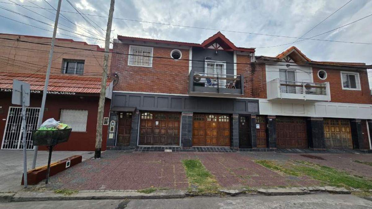 PH EN VENTA DE DOS PISOS AL FRENTE EN VILLA DOMINICO (BUENA UBICACIÓN)
