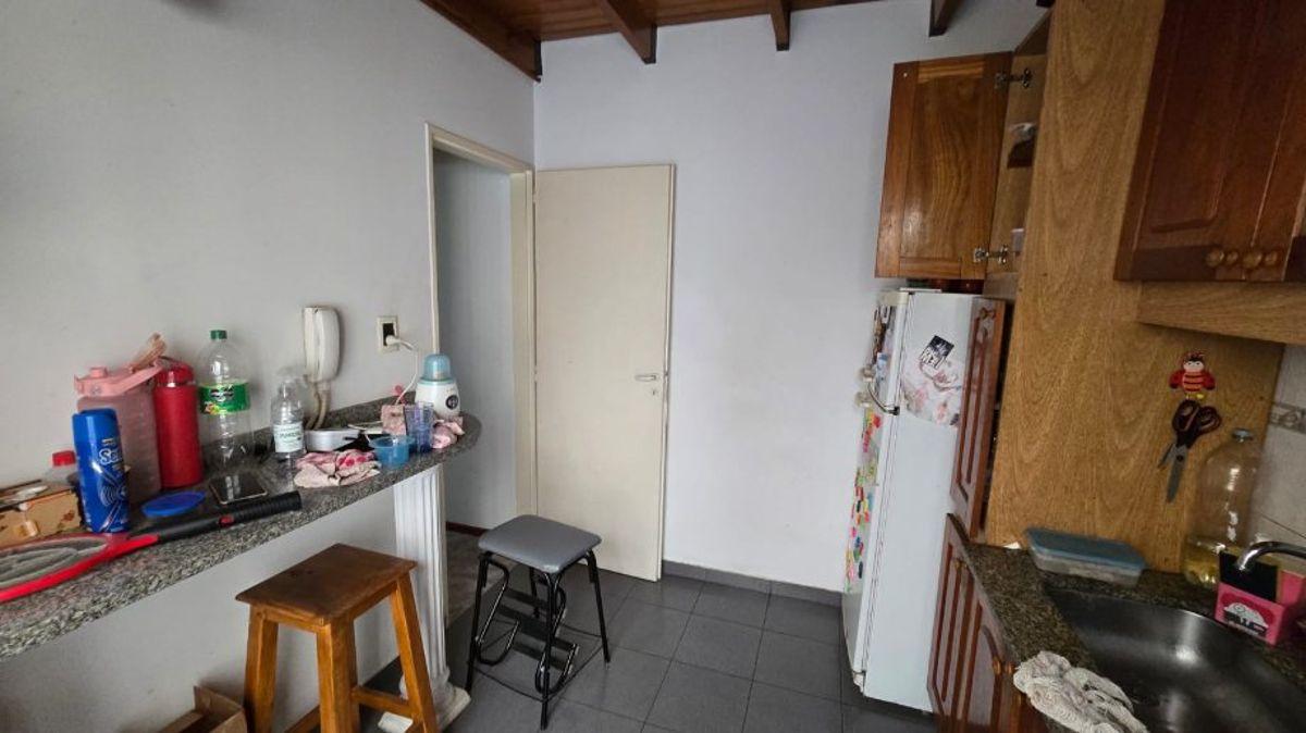 Foto de PH EN VENTA DE DOS PISOS AL FRENTE EN VILLA DOMINICO (BUENA UBICACIÓN), imagen 5