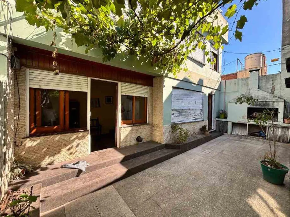 CASA DE 3 AMBIENTES EN 2 PLANTAS CON PATIO Y TERRAZA - QUILMES 1