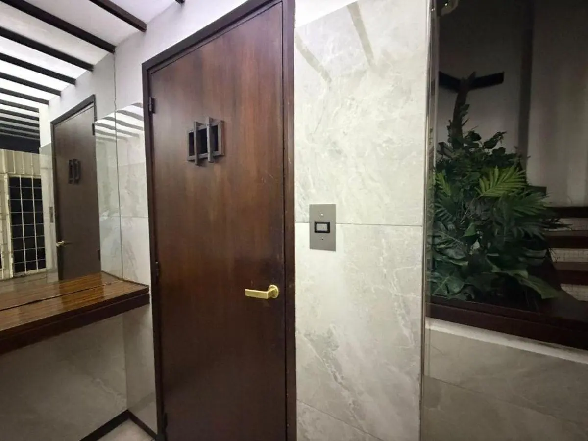 EXCELENTE DEPARTAMENTO DE 4 AMBIENTES CON BALCON AL FRENTE Y PATIO. 3