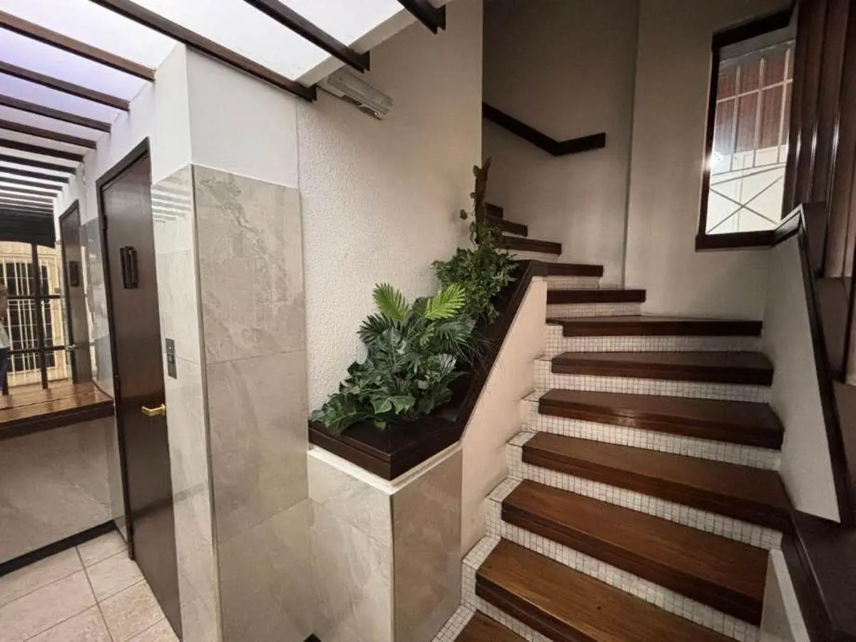 EXCELENTE DEPARTAMENTO DE 4 AMBIENTES CON BALCON AL FRENTE Y PATIO. 2
