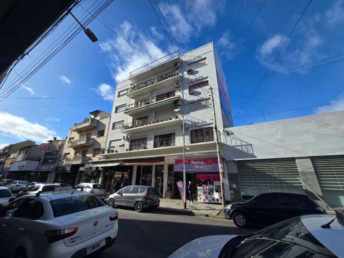 EXCELENTE DEPARTAMENTO DE 4 AMBIENTES CON BALCON AL FRENTE Y PATIO.