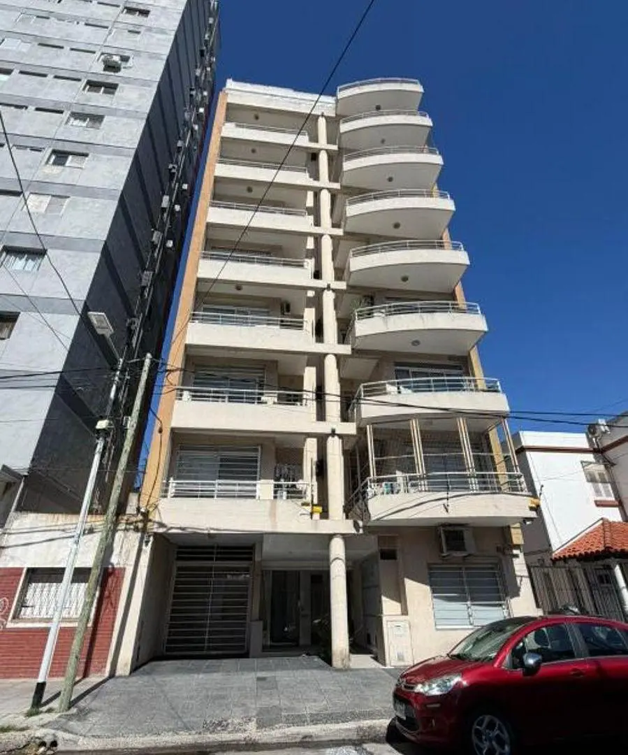 PISO DE 5 AMBIENTES A METROS DE AV. MITRE - DOBLE COCHERA - SUM - AMPLIOS AMBIENTES. 2