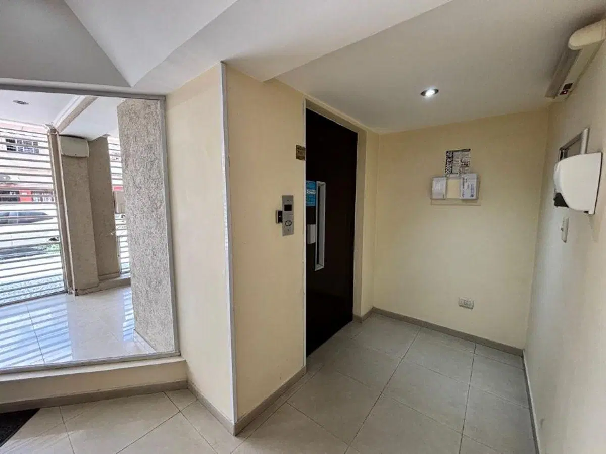 Departamento 2 Ambientes Moderno con Doble Balcón y Vista Abierta 1