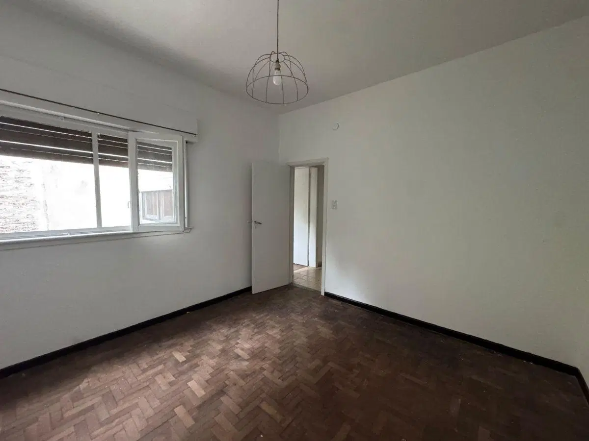 CASA TIPO PH DE 3 AMBIENTES AL CONTRAFRENTE CON ENTRADA INDEPENDIENTE DE LA CALLE Y JARDIN. 3