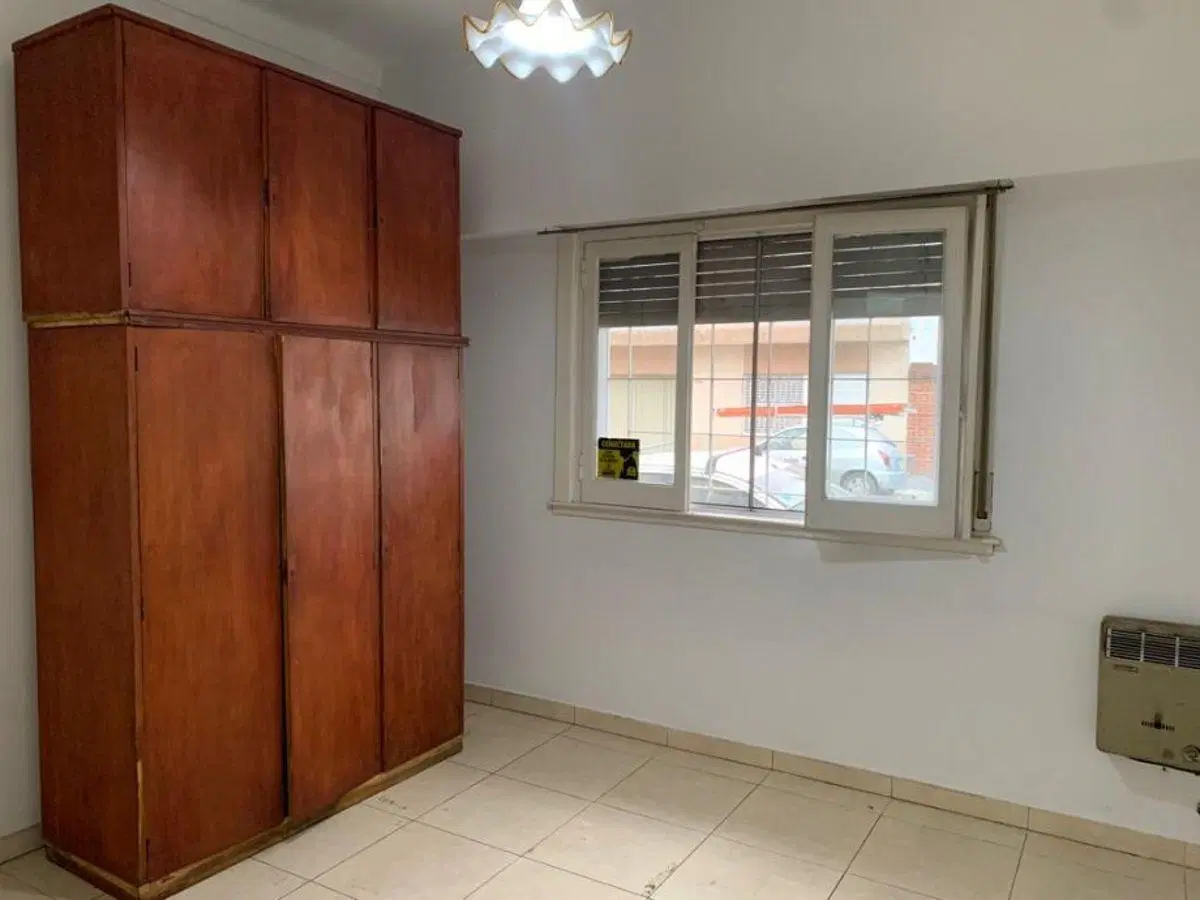 DEPARTAMENTO TIPO CASA DE 3 AMBIENTES AMPLIO AL FRENTE, SOBRE AVENIDA. 3