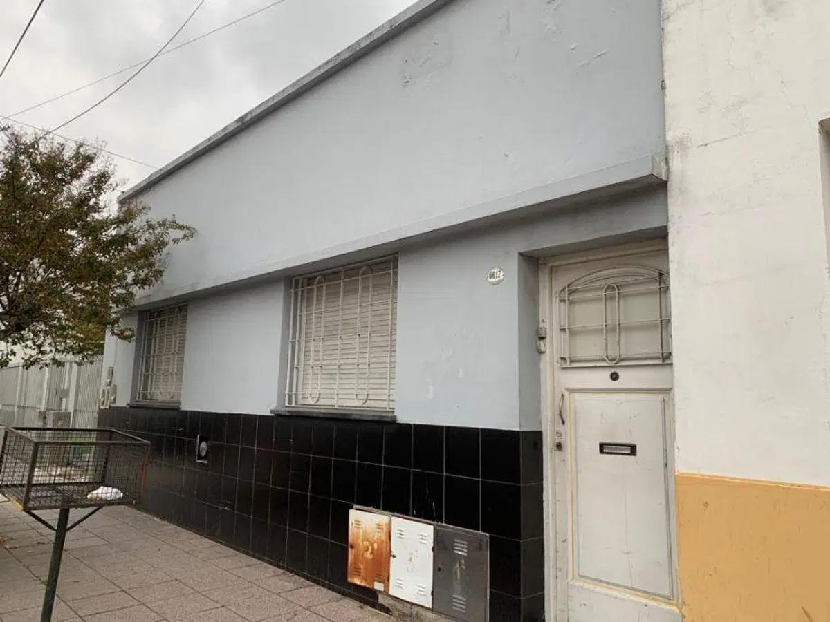 DEPARTAMENTO TIPO CASA DE 3 AMBIENTES AMPLIO AL FRENTE, SOBRE AVENIDA. 1