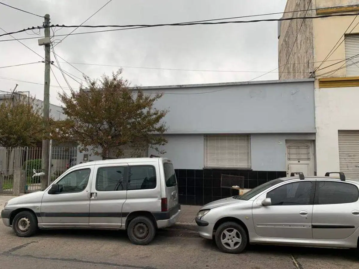 DEPARTAMENTO TIPO CASA DE 3 AMBIENTES AMPLIO AL FRENTE, SOBRE AVENIDA. 2