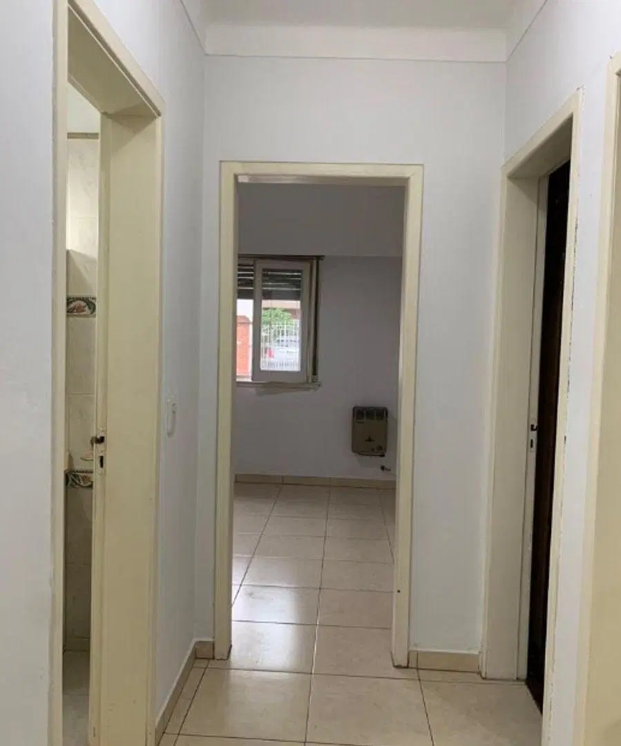 DEPARTAMENTO TIPO CASA DE 3 AMBIENTES AMPLIO AL FRENTE, SOBRE AVENIDA. 4