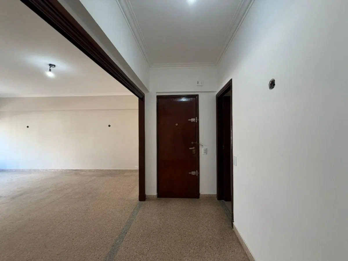 EXCELENTE DEPARTAMENTO DE 4 AMBIENTES CON BALCON AL FRENTE Y PATIO. 3