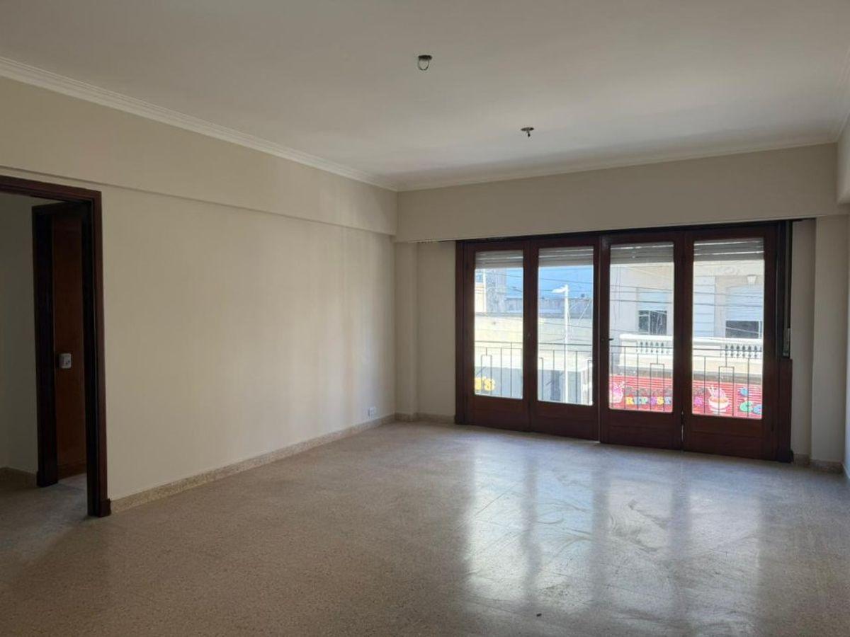 Foto de EXCELENTE DEPARTAMENTO DE 4 AMBIENTES CON BALCON AL FRENTE Y PATIO., imagen 5