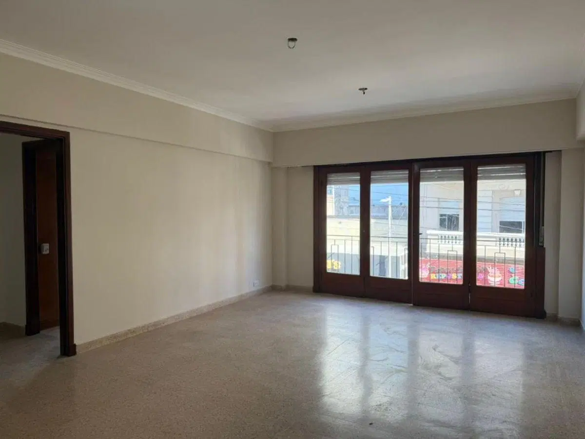 EXCELENTE DEPARTAMENTO DE 4 AMBIENTES CON BALCON AL FRENTE Y PATIO. 5