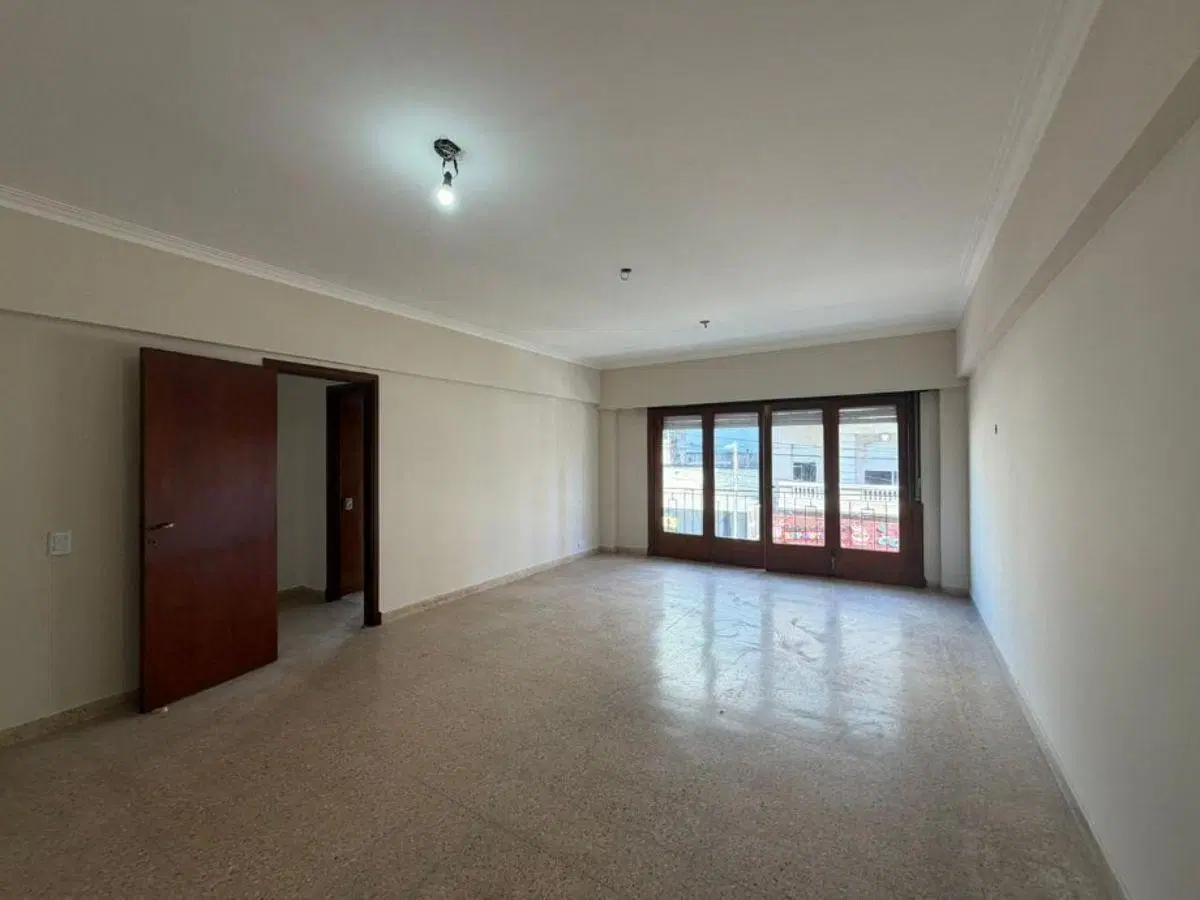 EXCELENTE DEPARTAMENTO DE 4 AMBIENTES CON BALCON AL FRENTE Y PATIO. 4