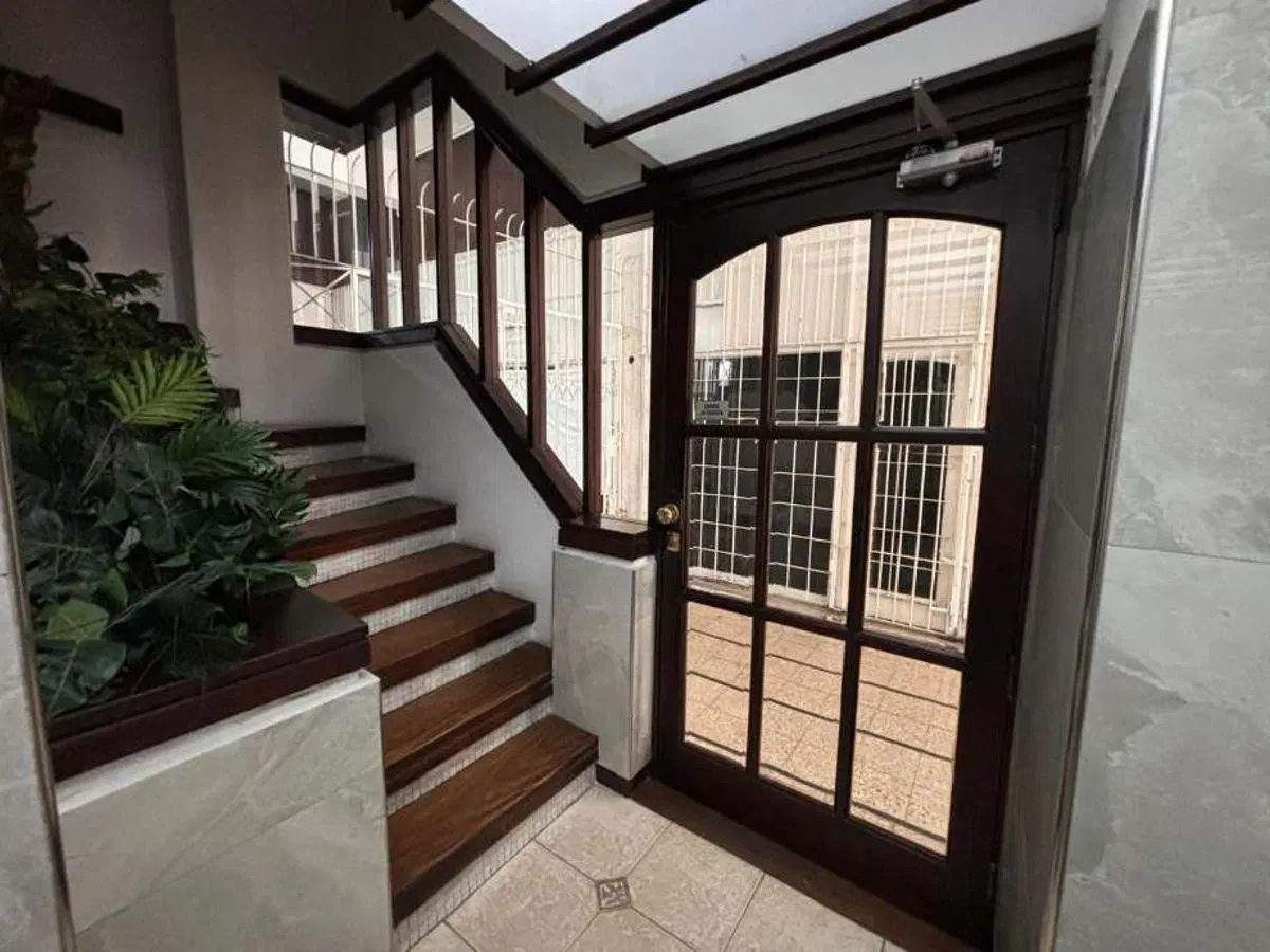 EXCELENTE DEPARTAMENTO DE 4 AMBIENTES CON BALCON AL FRENTE Y PATIO. 1