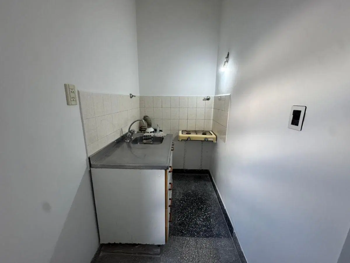 DEPARTAMENTO TIPO CASA DE 1 AMBIENTE CHICO POR PASILLO (EN MUY BUENA UBICACION) 1