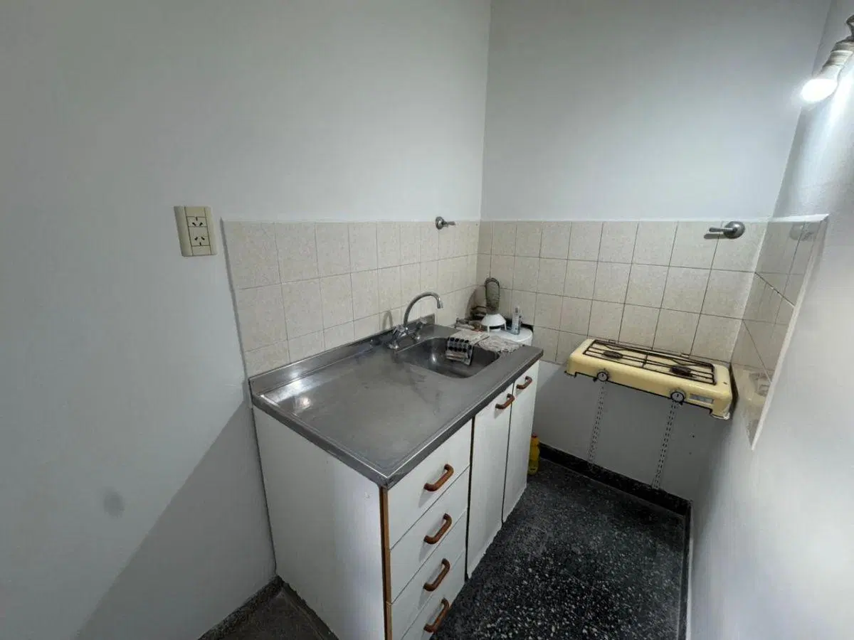 DEPARTAMENTO TIPO CASA DE 1 AMBIENTE CHICO POR PASILLO (EN MUY BUENA UBICACION) 3