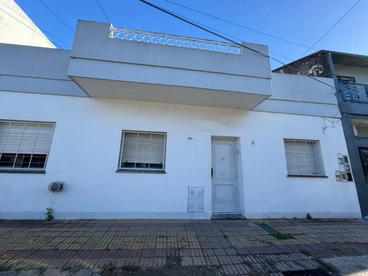 DEPARTAMENTO TIPO CASA DE 1 AMBIENTE CHICO POR PASILLO (EN MUY BUENA UBICACION) 2