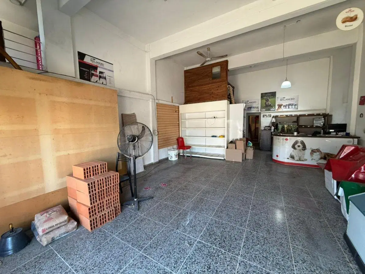 EXCELENTE PROPIEDAD COMERCIAL EN BLOCK ( AMPLIO LOCAL Y DEPARTAMENTO CON FONDO PARQUIZADO) 2
