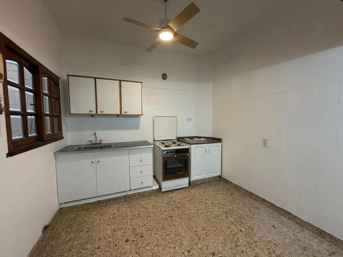 DEPARTAMENTO TIPO CASA DE 3 AMBIENTES EN ALQUILER SOBRE AVENIDA MANUEL BELGRANO 8