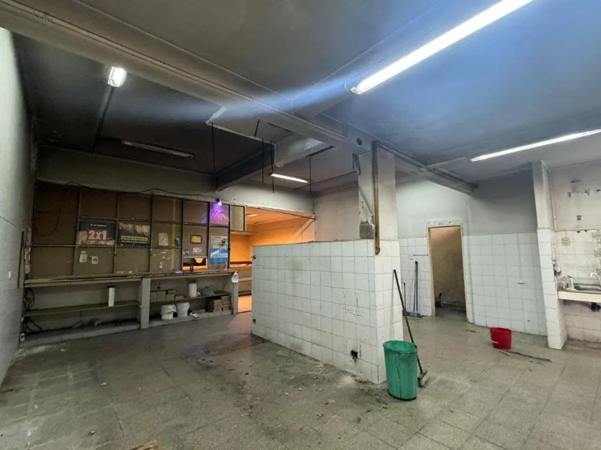 EXCELENTE LOCAL SOBRE AV. MITRE (IDEAL PARA USO GASTRONOMICO / ALMACEN) 3