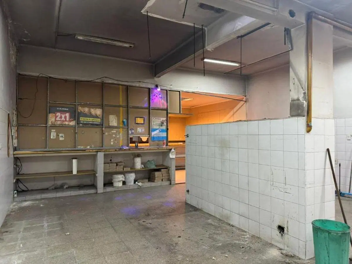 EXCELENTE LOCAL SOBRE AV. MITRE (IDEAL PARA USO GASTRONOMICO / ALMACEN) 8