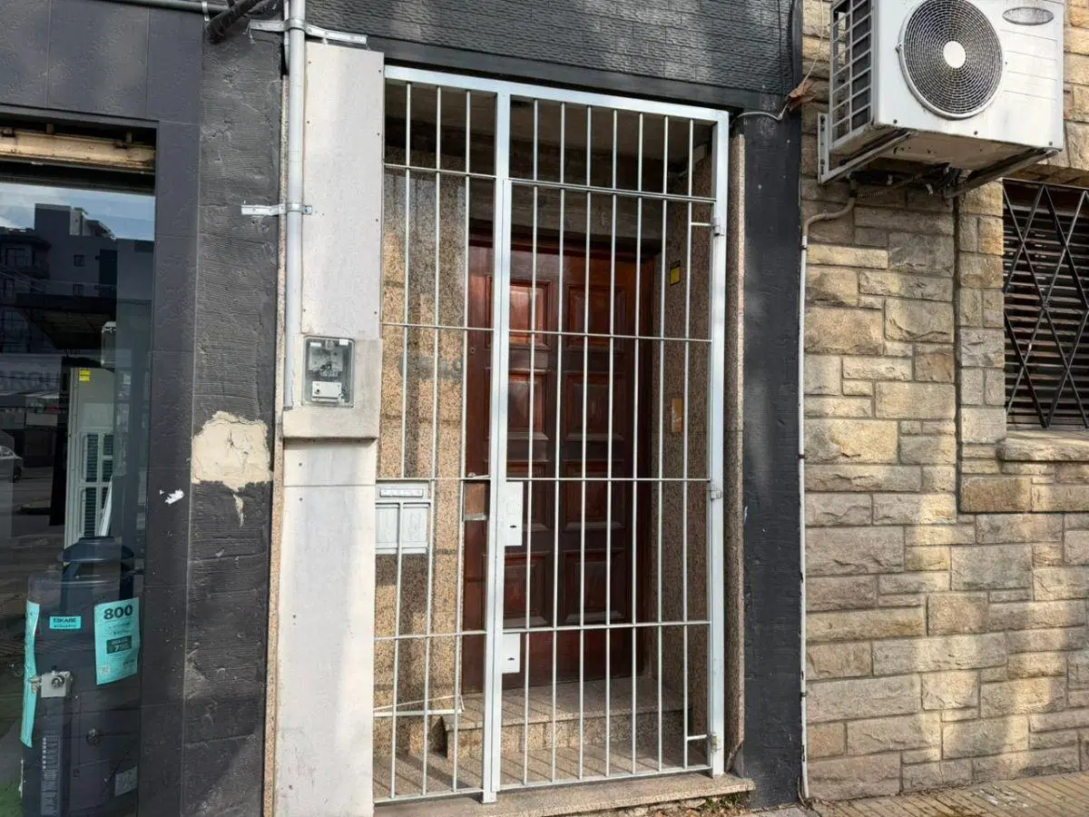 DEPARTAMENTO TIPO CASA EN ALQUILER PARA USO COMERCIAL O PROFESIONAL SOBRE AVENIDA MITRE 4