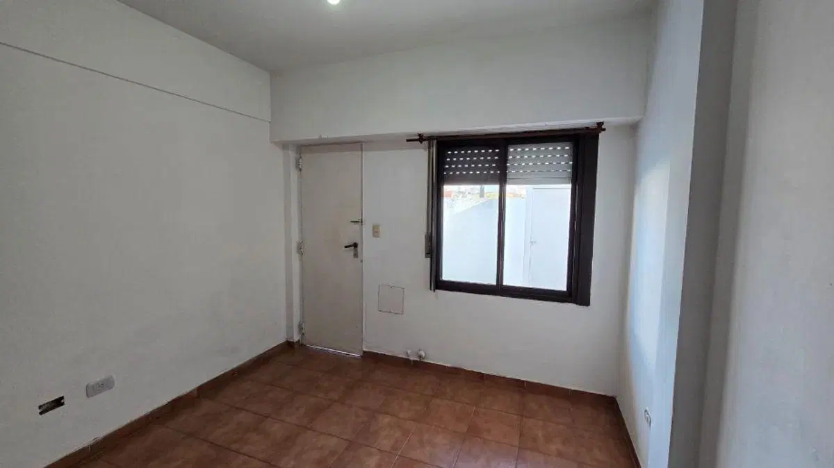 DUPLEX DE 3 AMBIENTES EN EXCELENTE UBICACION (SOBRE AVENIDA BELGRANO A UNA CUADRA DE FABIAN ONSARI) 3
