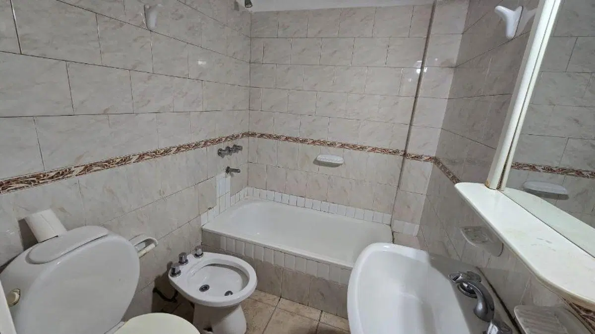 DUPLEX DE 3 AMBIENTES EN EXCELENTE UBICACION (SOBRE AVENIDA BELGRANO A UNA CUADRA DE FABIAN ONSARI) 8