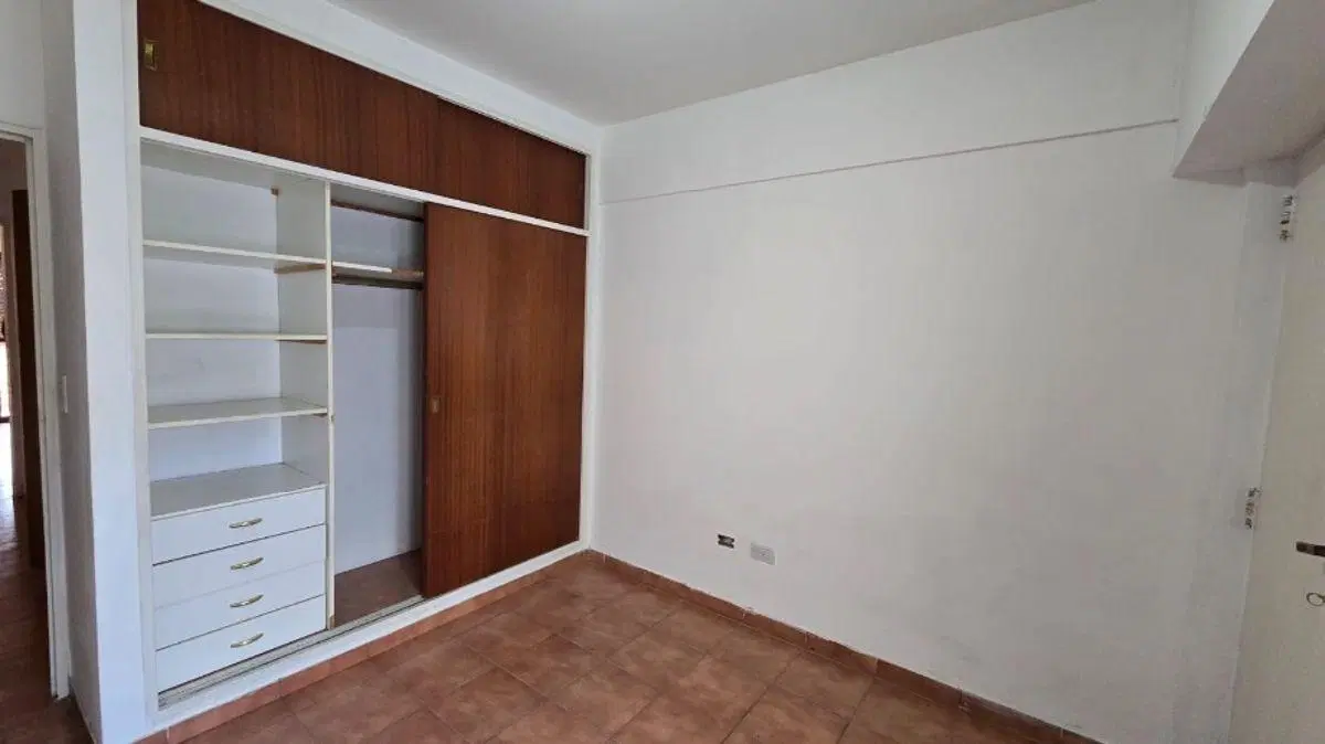 DUPLEX DE 3 AMBIENTES EN EXCELENTE UBICACION (SOBRE AVENIDA BELGRANO A UNA CUADRA DE FABIAN ONSARI) 1