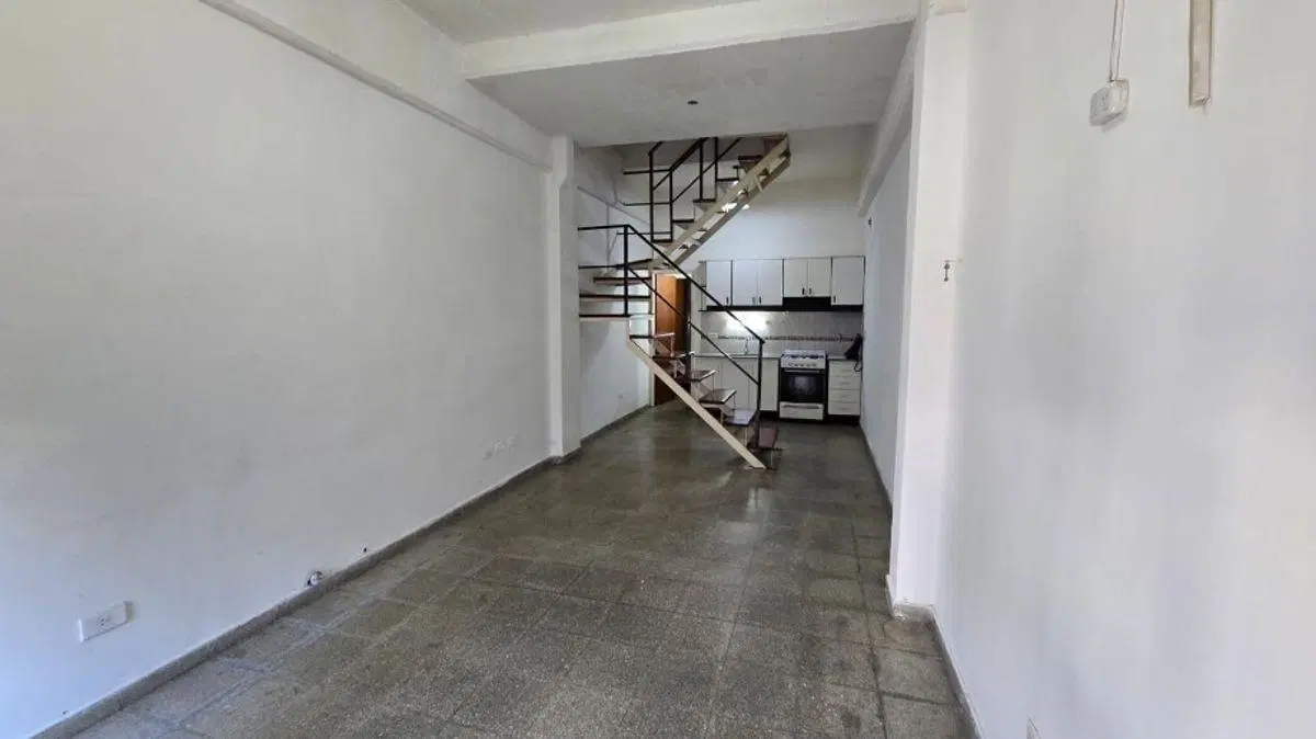 DUPLEX DE 3 AMBIENTES EN EXCELENTE UBICACION (SOBRE AVENIDA BELGRANO A UNA CUADRA DE FABIAN ONSARI) 4