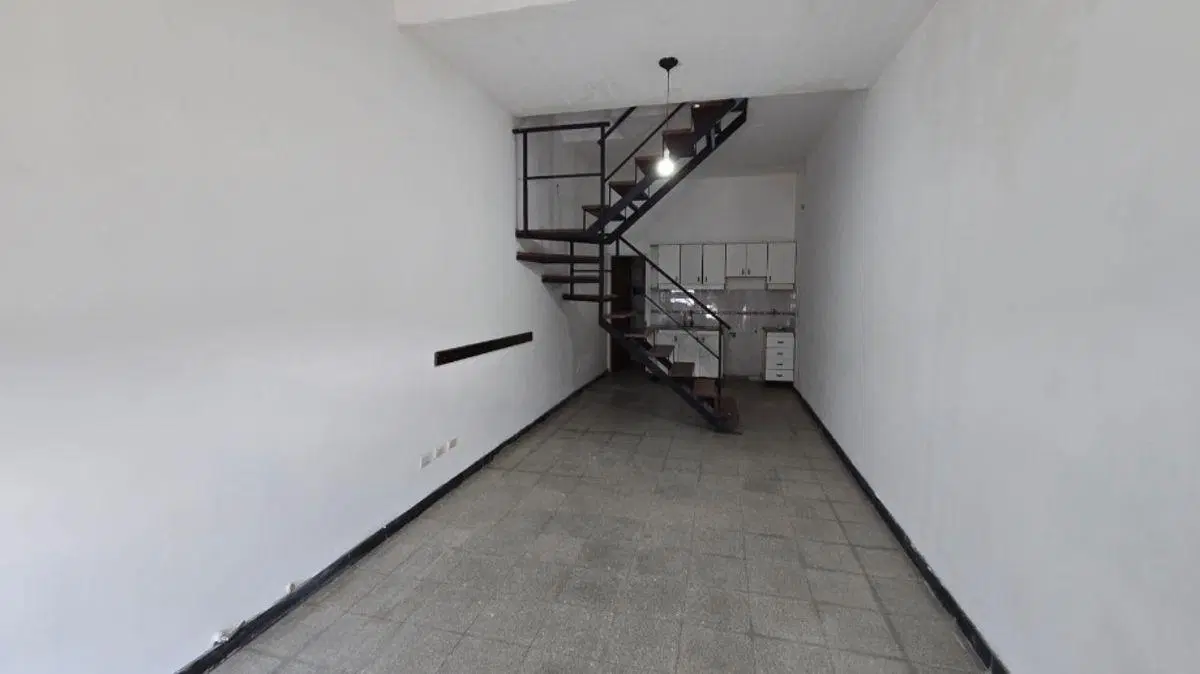 DUPLEX DE 3 AMB. EN EXCELENTE UBICACION (SOBRE AVENIDA BELGRANO A UNA CUADRA DE FABIAN ONSARI) 1