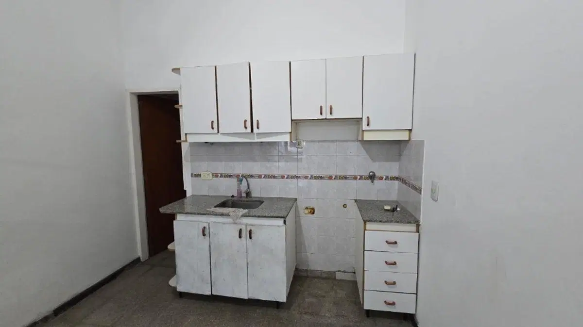 DUPLEX DE 3 AMB. EN EXCELENTE UBICACION (SOBRE AVENIDA BELGRANO A UNA CUADRA DE FABIAN ONSARI) 2
