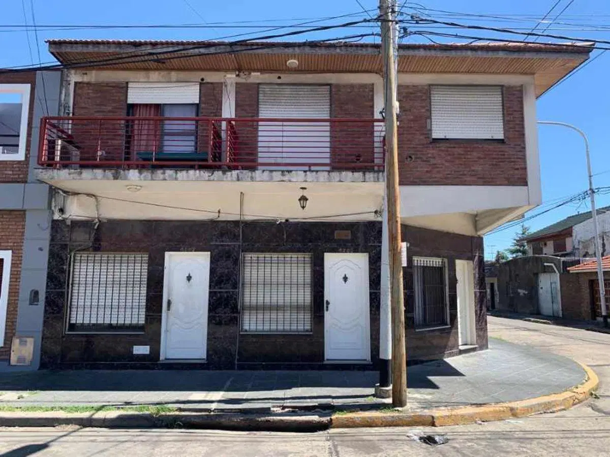DUPLEX DE 3 AMB. EN EXCELENTE UBICACION (SOBRE AVENIDA BELGRANO A UNA CUADRA DE FABIAN ONSARI) 3