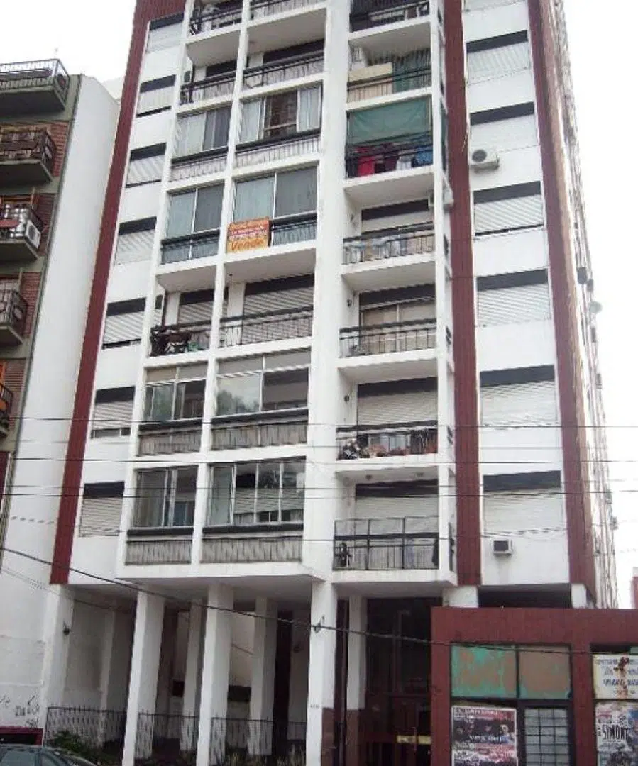 DEPARTAMENTO EN EDIFICIO DE UN AMBIENTE AMPLIO EN ALQUILER. 1
