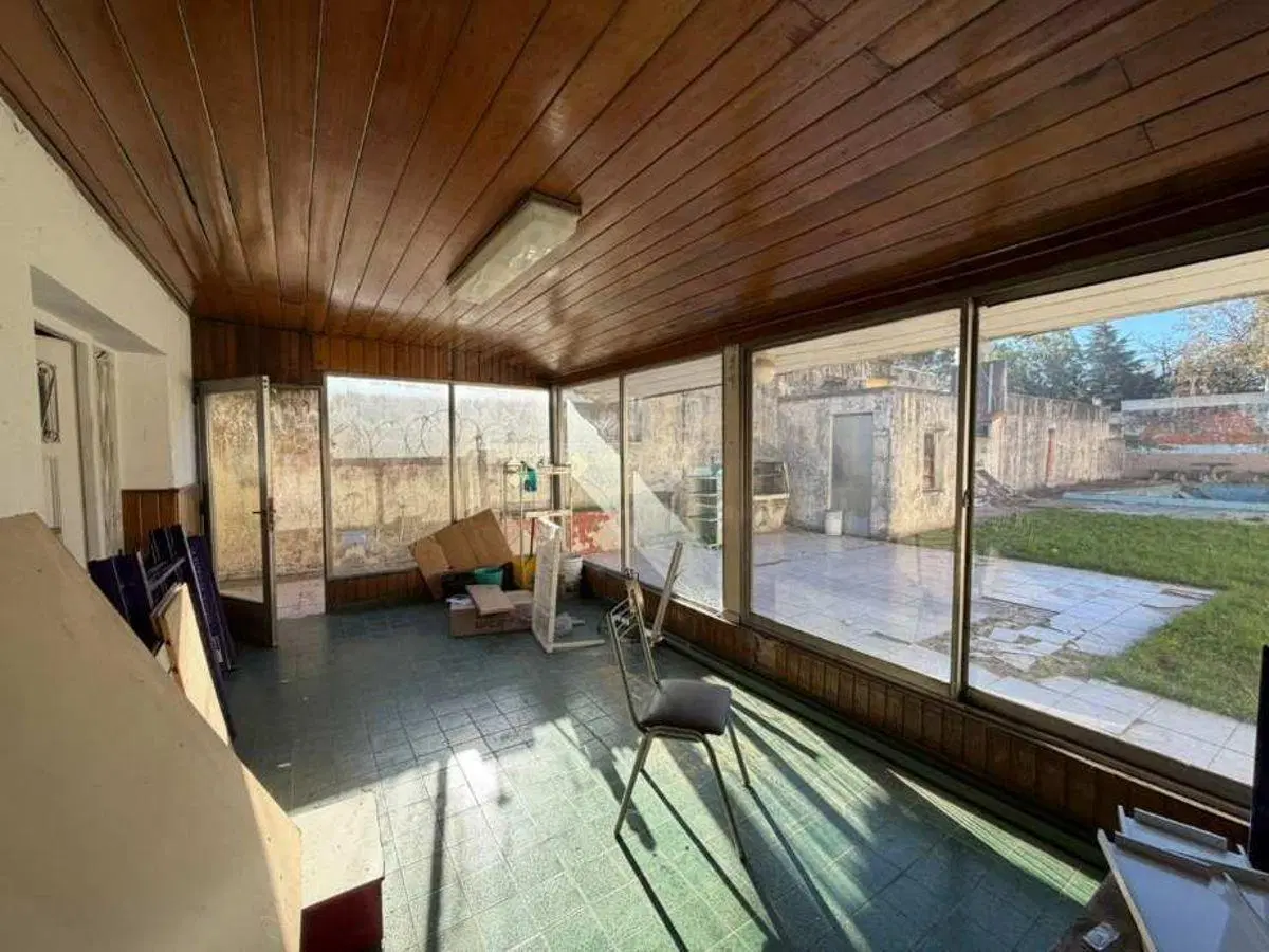 DEPARTAMENTO TIPO CASA CON LOTE GRANDE EN ALQUILER SOBRE AVENIDA MITRE. 8