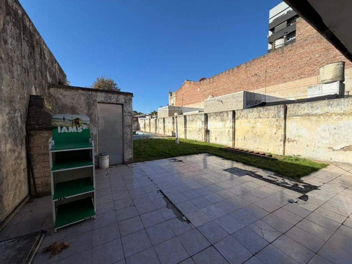 Foto de DEPARTAMENTO TIPO CASA CON LOTE GRANDE EN ALQUILER SOBRE AVENIDA MITRE., imagen 1