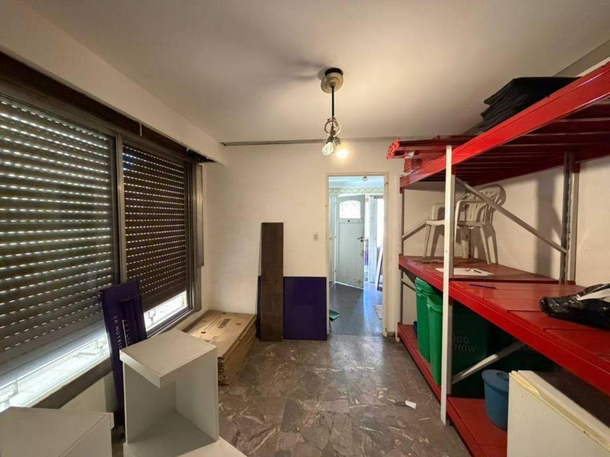 Foto de DEPARTAMENTO TIPO CASA CON LOTE GRANDE EN ALQUILER SOBRE AVENIDA MITRE., imagen 2
