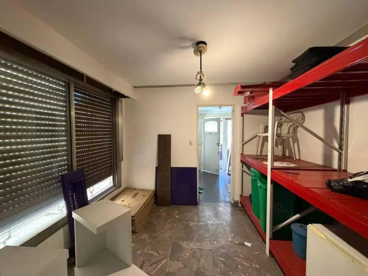 DEPARTAMENTO TIPO CASA CON LOTE GRANDE EN ALQUILER SOBRE AVENIDA MITRE. 2