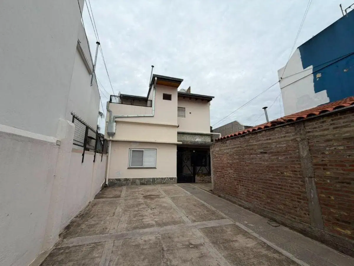 AMPLIO DEPARTAMENTO TIPO CASA DE 3 AMB. CON COCHERA Y PATIO EN PLANTA BAJA (SIN EXPENSAS!!!) 4