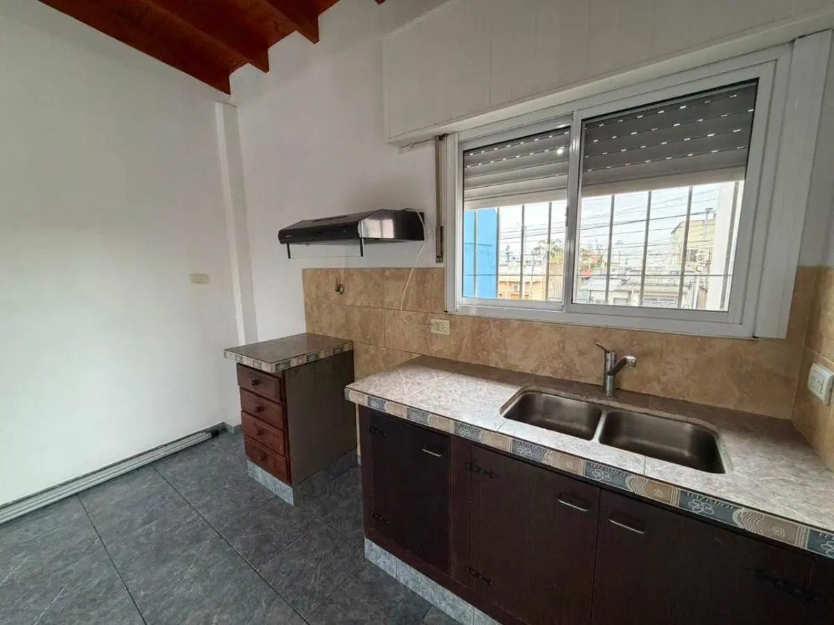 DEPARTAMENTO TIPO CASA MODERNO DE 2 AMBIENTES AMPLIOS, CON COCHERA Y PATIO EN ALQUILER. 4