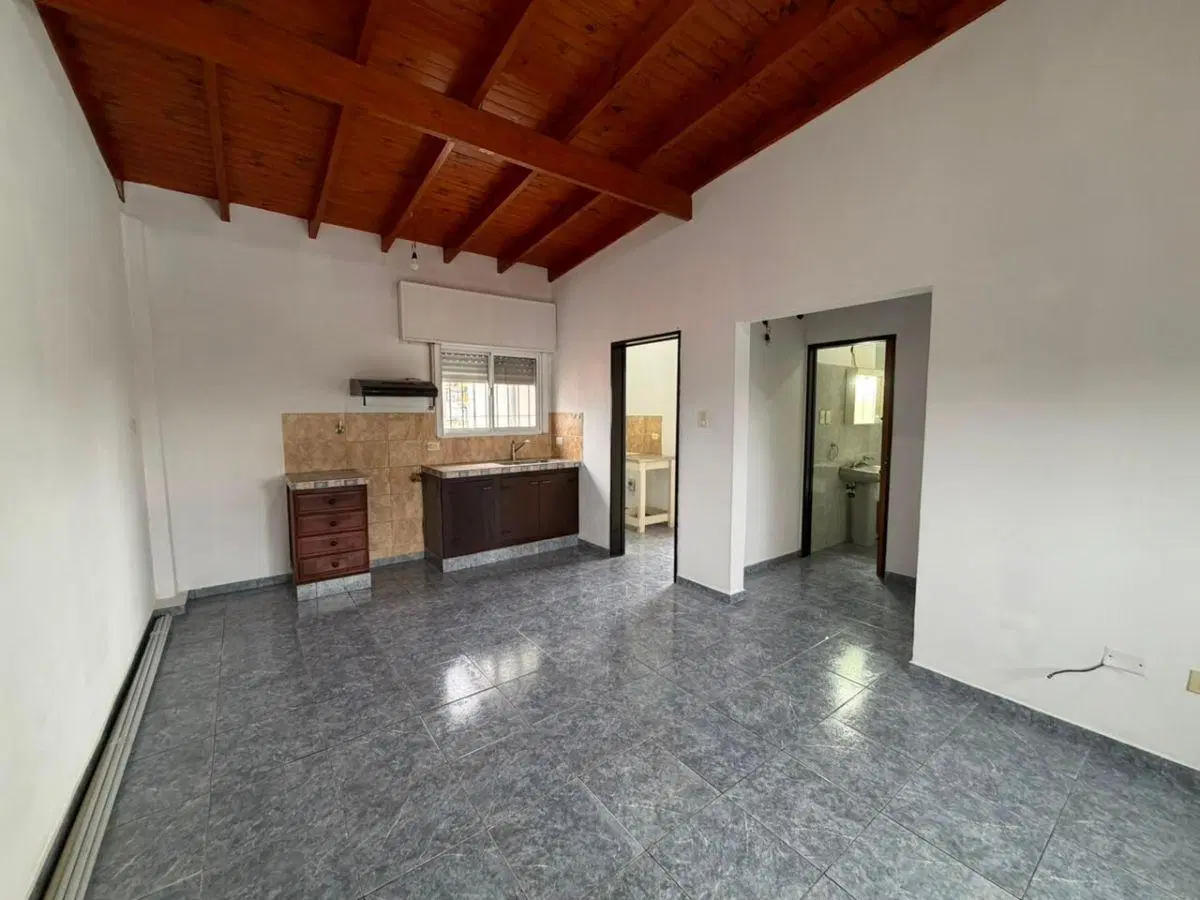 DEPARTAMENTO TIPO CASA MODERNO DE 2 AMBIENTES AMPLIOS, CON COCHERA Y PATIO EN ALQUILER. 2