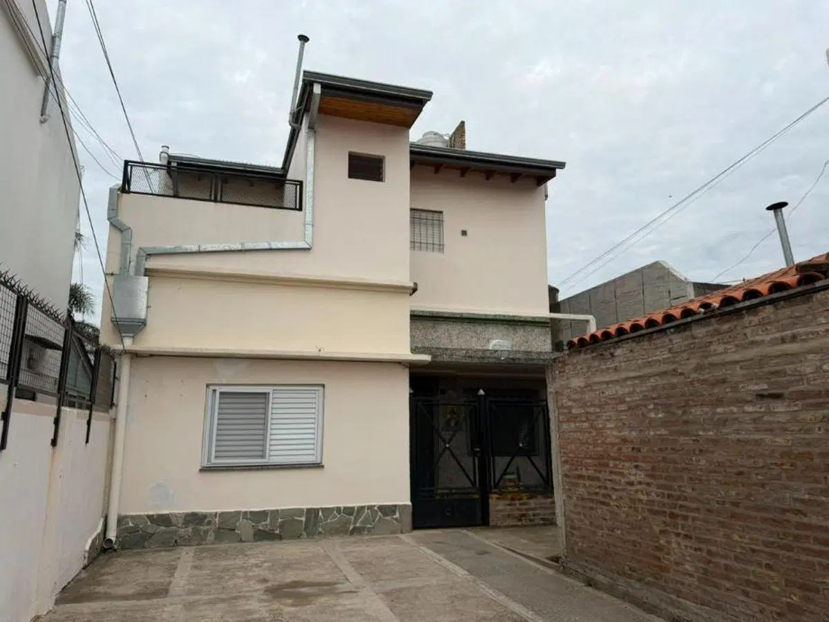 DEPARTAMENTO TIPO CASA MODERNO DE 2 AMBIENTES AMPLIOS, CON COCHERA Y PATIO EN ALQUILER. 3