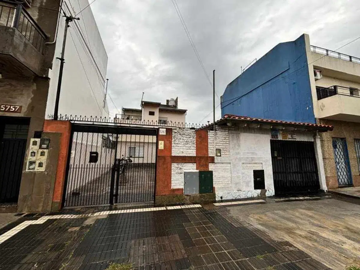 DEPARTAMENTO TIPO CASA MODERNO DE 2 AMBIENTES AMPLIOS, CON COCHERA Y PATIO EN ALQUILER. 1
