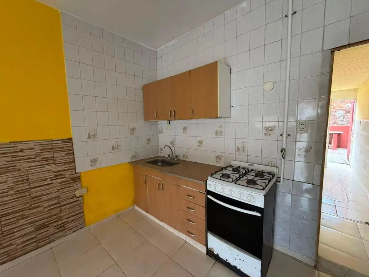 DEPARTAMENTO TIPO CASA DE 2 AMBIENTES EN PLANTA BAJA CON ENTRADA INDEPENDIENTE DE LA CALLE. 3