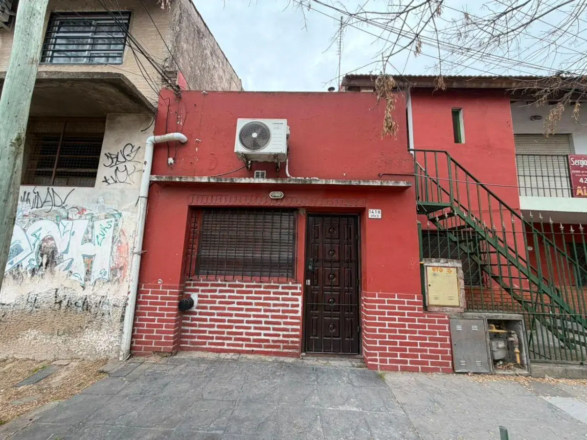 DEPARTAMENTO TIPO CASA DE 2 AMBIENTES EN PLANTA BAJA CON ENTRADA INDEPENDIENTE DE LA CALLE. 1