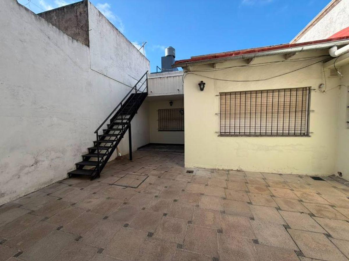 Foto de DEPARTAMENTO TIPO CASA DE 3 AMBIENTES AMPLIO EN PLANTA BAJA (EXCELENTE, imagen 3