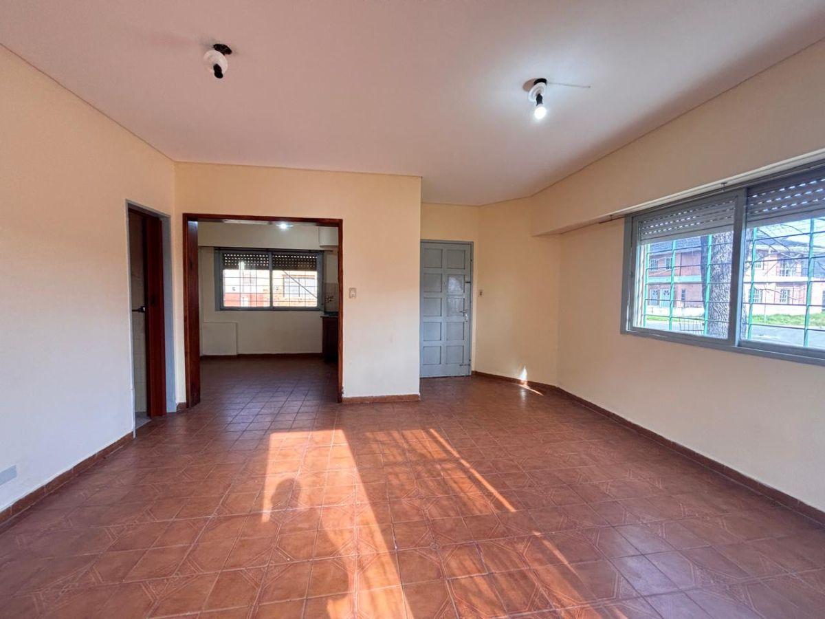 Foto de CASA PH DE 4 AMBIENTES CON COCHERA Y PATIO (APTO CREDITO!!), imagen 2