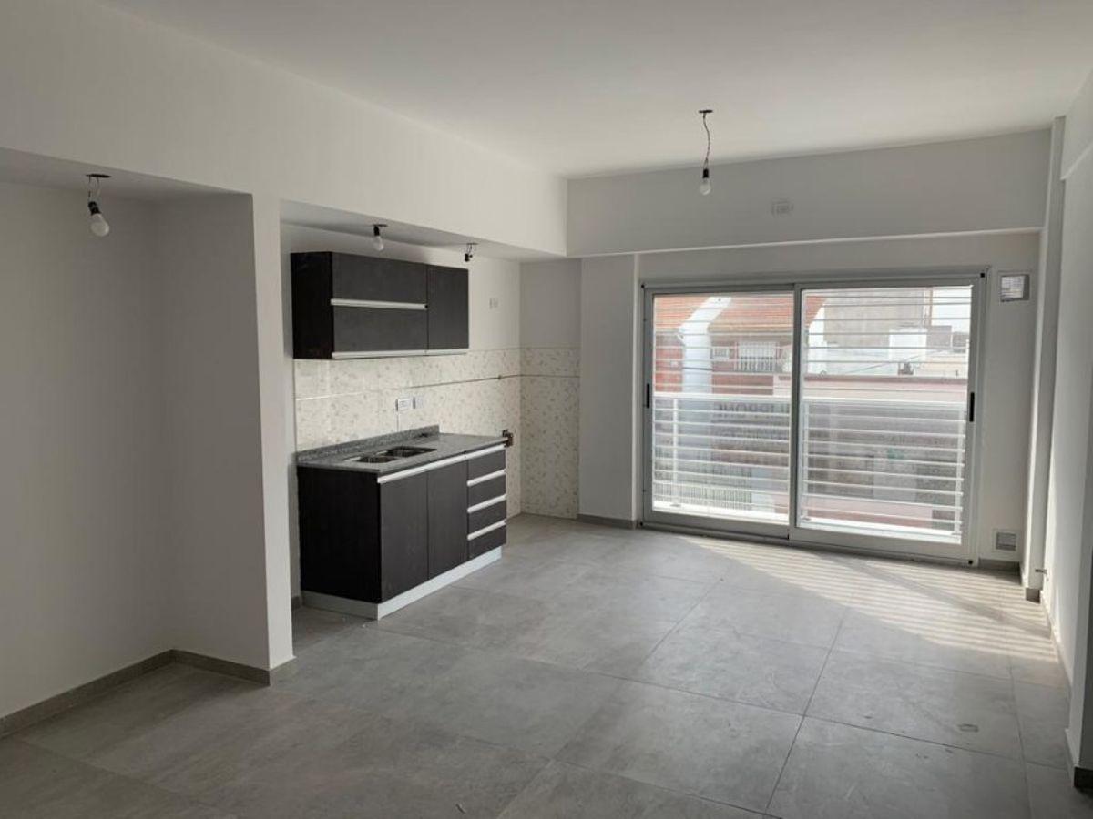 Foto de DEPARTAMENTO DE 3 AMBIENTES CON COCHERA EN WILDE, imagen 2